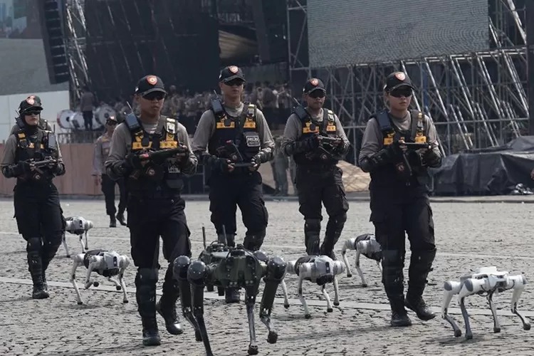 Robot anjing K9 dipamerkan Polri dalam gladi resik Hari Bhayangkara ke 79. (X @divhumas_polri)